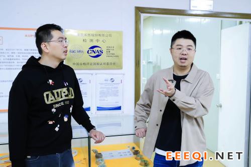   呼兰和吴兴杰准备进入奥普的CANS认可实验室检测中心进行实验