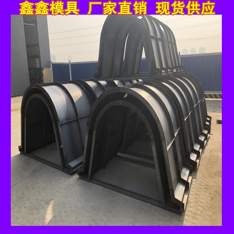 排水渠模具现场环境  U型渠模具放置平稳图2