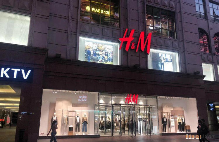 风波中的hm门店